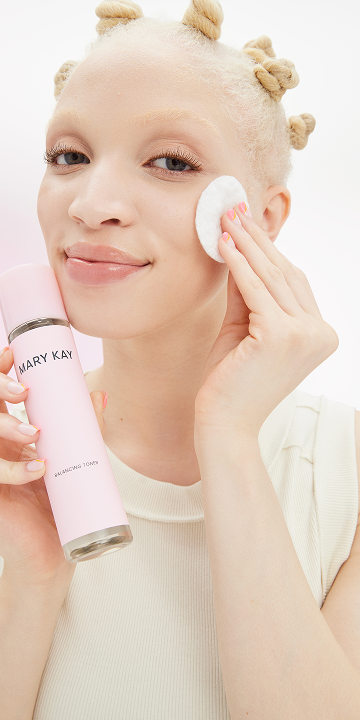 Modelo rubia aplicando el Mary Kay Skin Care Balancing Toner en su mejilla